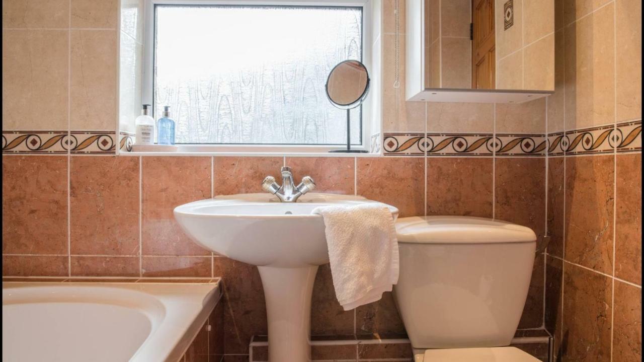 Pippin, Tranquil Scottish Cottage With Hot Tub Airdrie Exterior foto