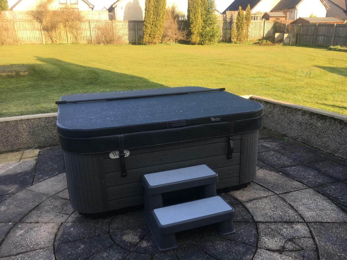 Pippin, Tranquil Scottish Cottage With Hot Tub Airdrie Exterior foto